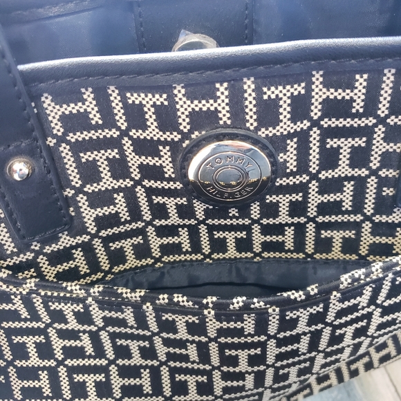 Tommy Hilfiger Purse! - Picture 7 of 16